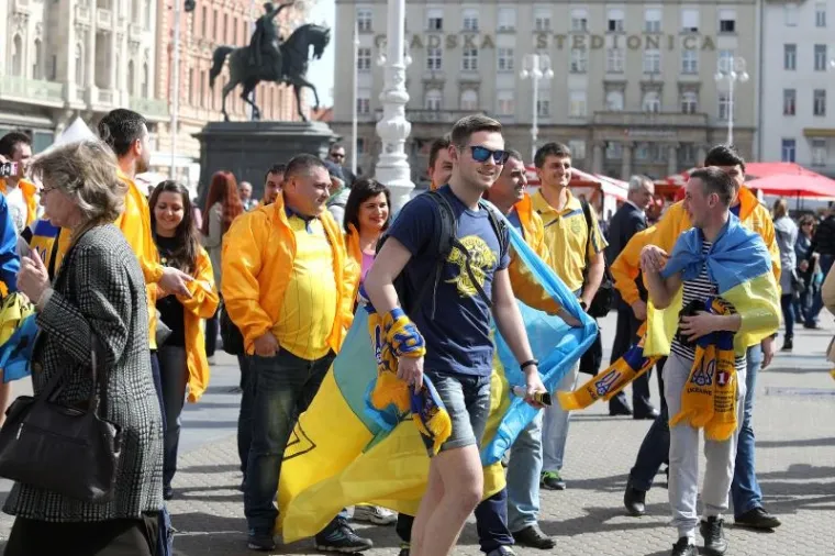 A GDJE SU 'KOCKICE'? Ukrajinski navijači u žuto obojali centar Zagreba