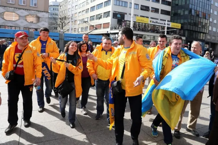 A GDJE SU 'KOCKICE'? Ukrajinski navijači u žuto obojali centar Zagreba