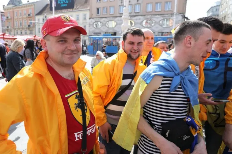 A GDJE SU 'KOCKICE'? Ukrajinski navijači u žuto obojali centar Zagreba