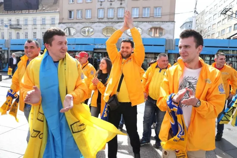 A GDJE SU 'KOCKICE'? Ukrajinski navijači u žuto obojali centar Zagreba