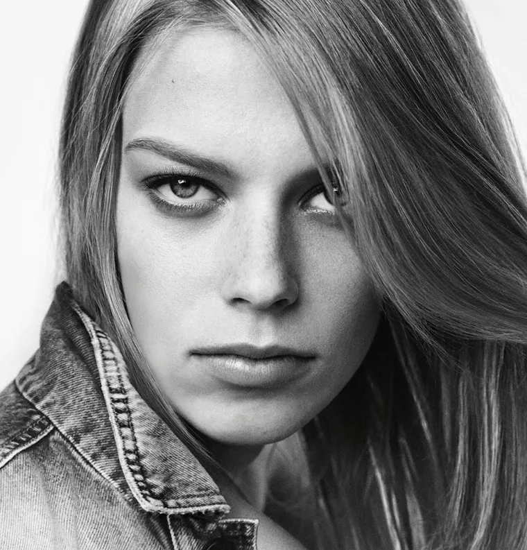 Fotografski duo najpoznatiji po svojim radovima za kultni Vogue magazin, Luigi &amp; Iango, u nizu minimalističkih, ali seksepilnih fotografija prikazuju sve nijanse stilske napetosti kultnih Versace Jeans komada pripijenih uz golu kožu svjetski renomiranih modela.