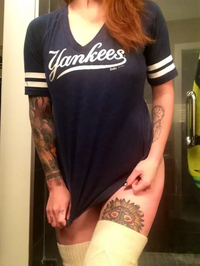 MOŽDA IM TREBA POMOĆ? Ove cure nisu ba&scaron; sigurne kako se nosi dres... Pa su ih počele skidati