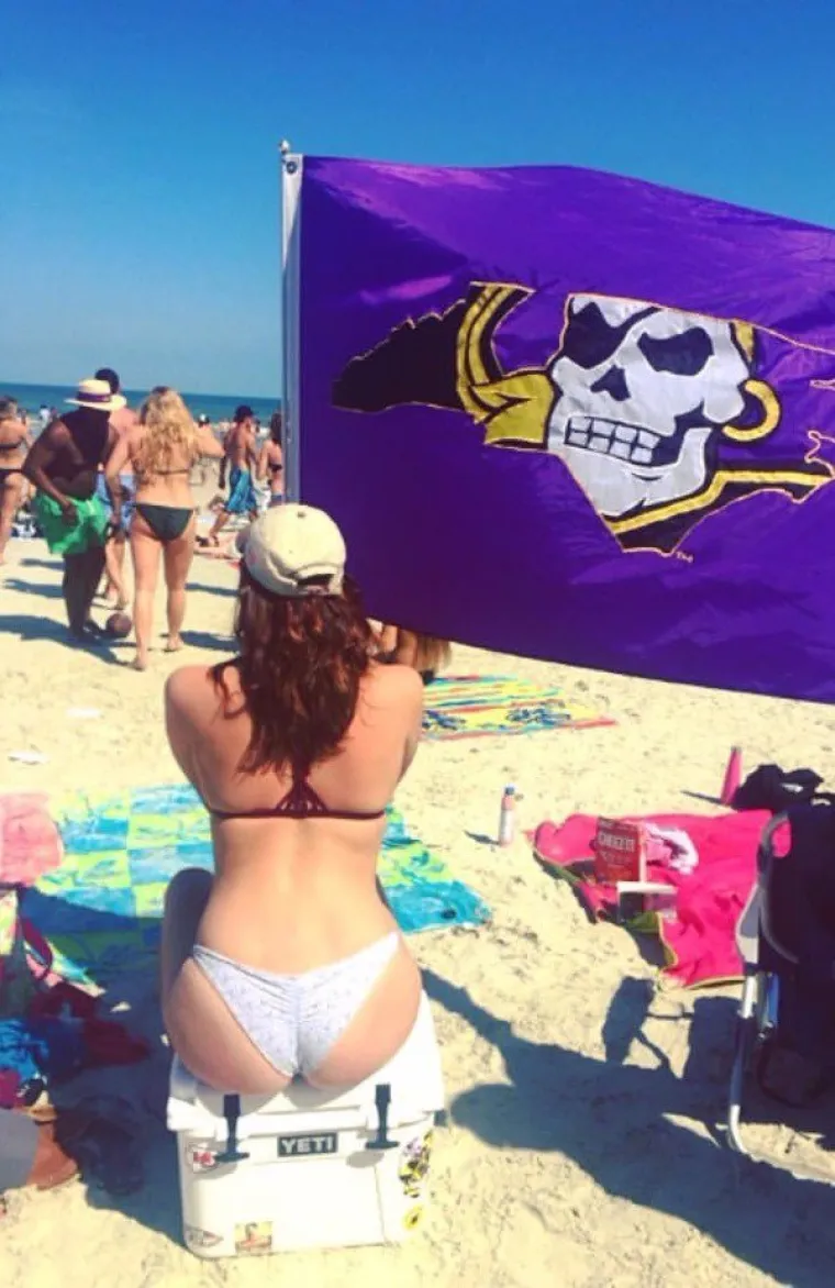 MOŽDA IM TREBA POMOĆ? Ove cure nisu ba&scaron; sigurne kako se nosi dres... Pa su ih počele skidati