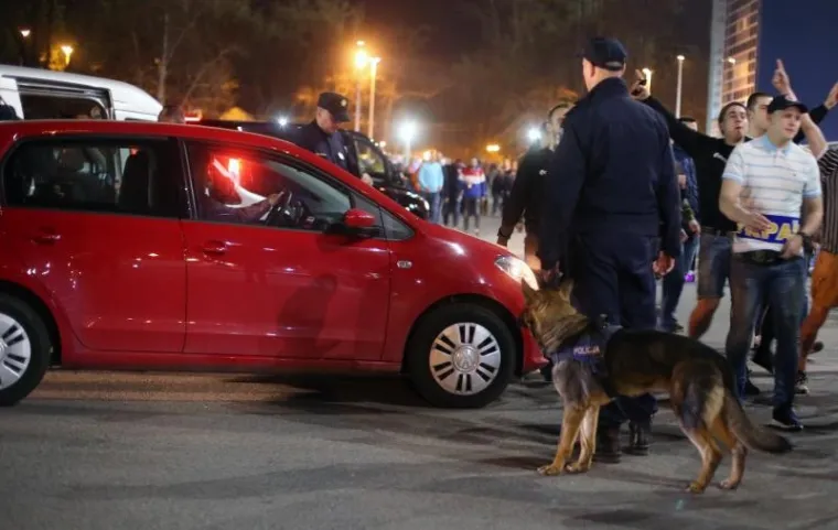 NEVIĐENO STROGE MJERE OSIGURANJA: Policajac sa psom detaljno je pregledao čak i automobil Davora &Scaron;ukera