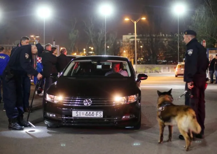 NEVIĐENO STROGE MJERE OSIGURANJA: Policajac sa psom detaljno je pregledao čak i automobil Davora &Scaron;ukera