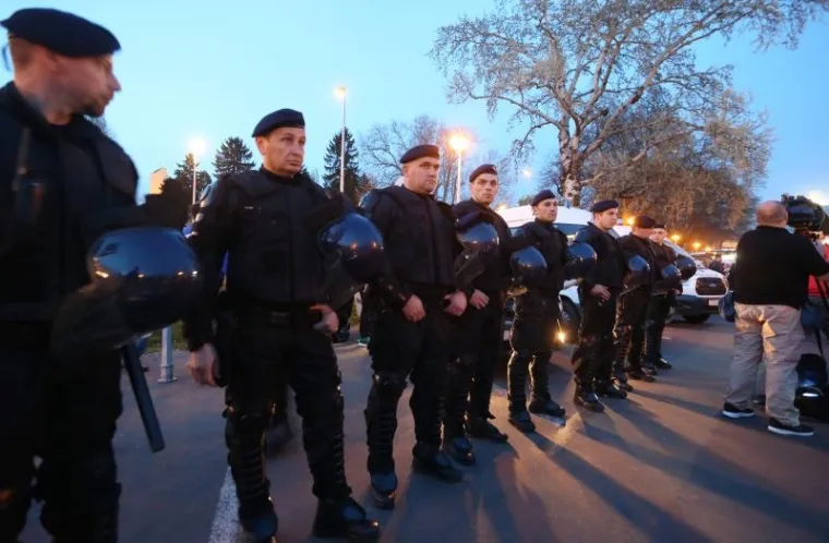 NEVIĐENO STROGE MJERE OSIGURANJA: Policajac sa psom detaljno je pregledao čak i automobil Davora &Scaron;ukera