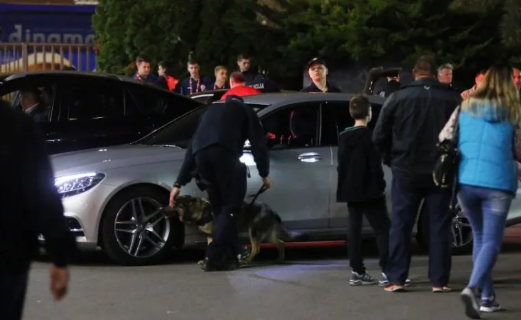 Stroge mjere osiguranja poduzela je policija u krugu stadiona, ali i na ulazu Maksimir. Osjetio je njihov oprez uoči susreta s Ukrajinom i Davor &Scaron;uker. Naime, sivi Mercedes kojim se dovezao pregledao je i policijski pas. Nije bio jedini, psi su 'prenju&scaron;ili' i niz drugih automobila, pa čak i kola Hitne pomoći.