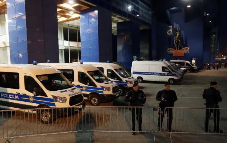 NEVIĐENO STROGE MJERE OSIGURANJA: Policajac sa psom detaljno je pregledao čak i automobil Davora &Scaron;ukera