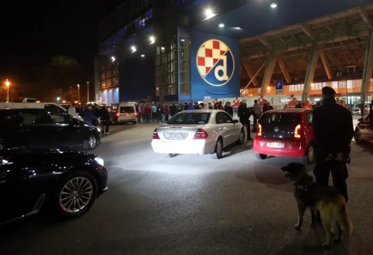 NEVIĐENO STROGE MJERE OSIGURANJA: Policajac sa psom detaljno je pregledao čak i automobil Davora &Scaron;ukera