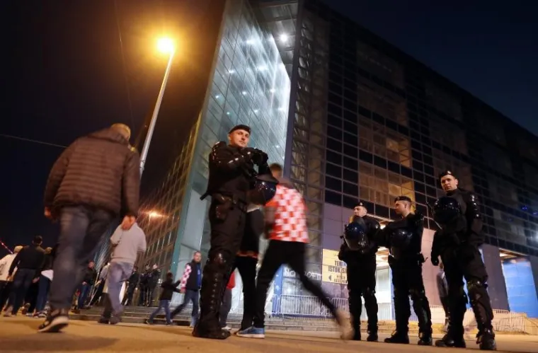 NEVIĐENO STROGE MJERE OSIGURANJA: Policajac sa psom detaljno je pregledao čak i automobil Davora &Scaron;ukera