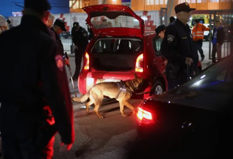 NEVIĐENO STROGE MJERE OSIGURANJA: Policajac sa psom detaljno je pregledao čak i automobil Davora &Scaron;ukera