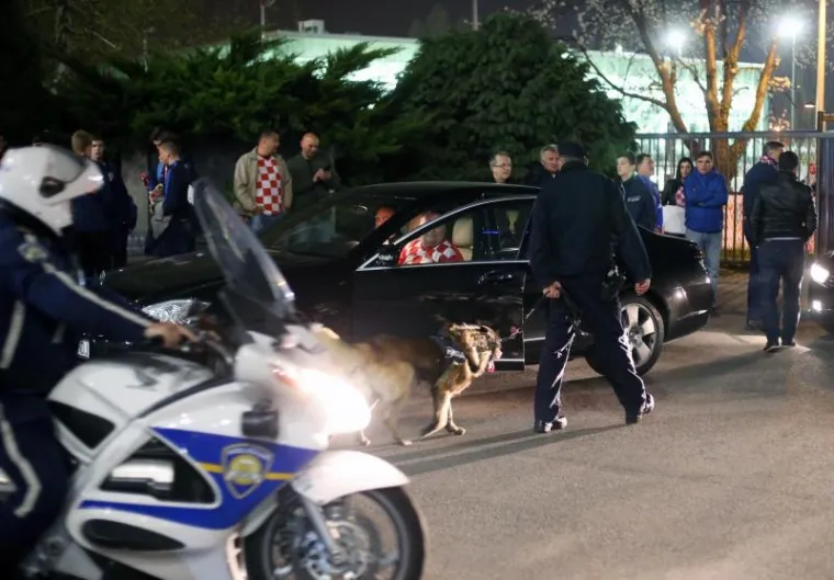 NEVIĐENO STROGE MJERE OSIGURANJA: Policajac sa psom detaljno je pregledao čak i automobil Davora &Scaron;ukera