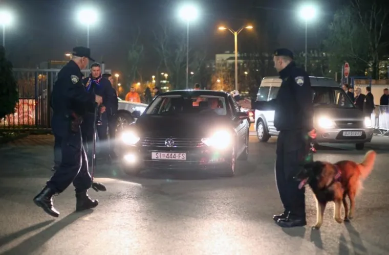 NEVIĐENO STROGE MJERE OSIGURANJA: Policajac sa psom detaljno je pregledao čak i automobil Davora &Scaron;ukera