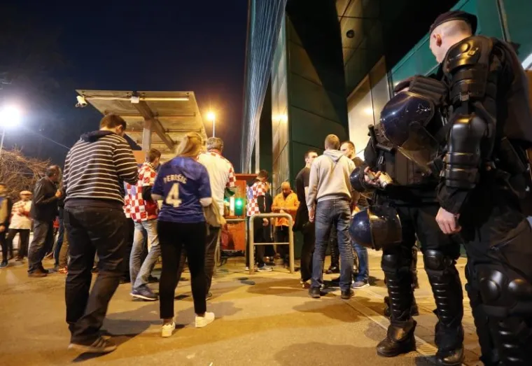 NEVIĐENO STROGE MJERE OSIGURANJA: Policajac sa psom detaljno je pregledao čak i automobil Davora &Scaron;ukera