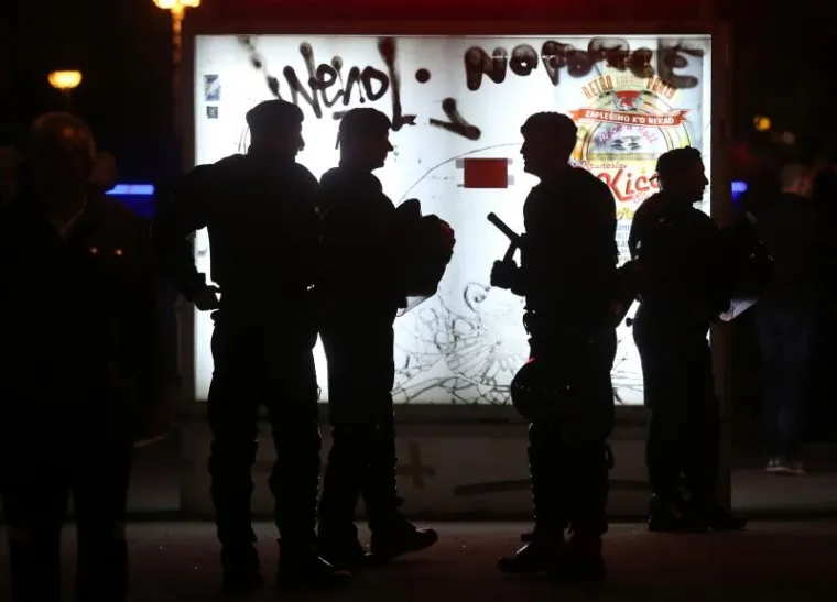 NEVIĐENO STROGE MJERE OSIGURANJA: Policajac sa psom detaljno je pregledao čak i automobil Davora &Scaron;ukera