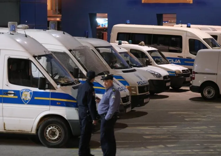 NEVIĐENO STROGE MJERE OSIGURANJA: Policajac sa psom detaljno je pregledao čak i automobil Davora &Scaron;ukera