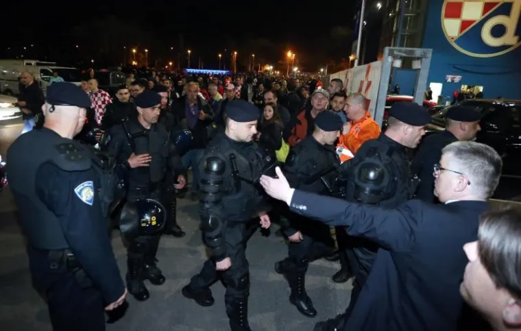 NEVIĐENO STROGE MJERE OSIGURANJA: Policajac sa psom detaljno je pregledao čak i automobil Davora &Scaron;ukera