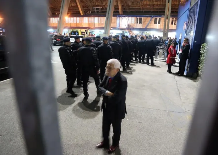 NEVIĐENO STROGE MJERE OSIGURANJA: Policajac sa psom detaljno je pregledao čak i automobil Davora &Scaron;ukera