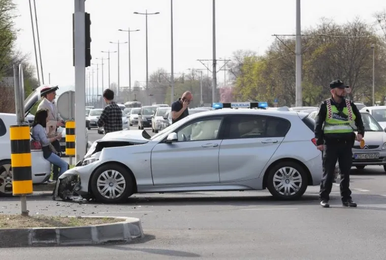 LANČANI SUDAR U NOVOM ZAGREBU: Na križanju Avenije Dubrovnik i Avenije republike Njemačke sudarila se tri automobila