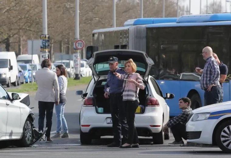 LANČANI SUDAR U NOVOM ZAGREBU: Na križanju Avenije Dubrovnik i Avenije republike Njemačke sudarila se tri automobila