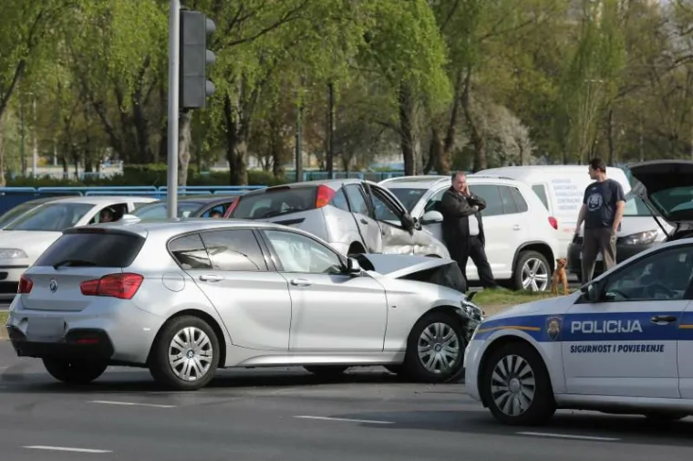 LANČANI SUDAR U NOVOM ZAGREBU: Na križanju Avenije Dubrovnik i Avenije republike Njemačke sudarila se tri automobila
