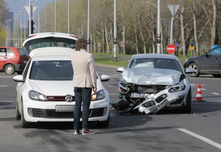 LANČANI SUDAR U NOVOM ZAGREBU: Na križanju Avenije Dubrovnik i Avenije republike Njemačke sudarila se tri automobila