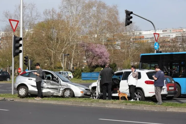 LANČANI SUDAR U NOVOM ZAGREBU: Na križanju Avenije Dubrovnik i Avenije republike Njemačke sudarila se tri automobila