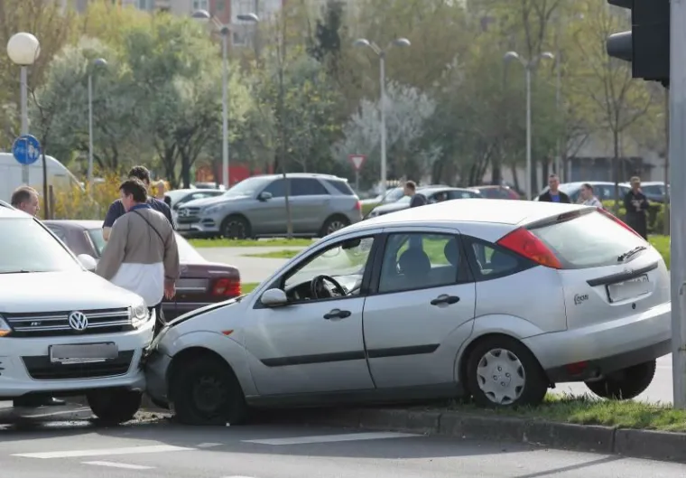 LANČANI SUDAR U NOVOM ZAGREBU: Na križanju Avenije Dubrovnik i Avenije republike Njemačke sudarila se tri automobila