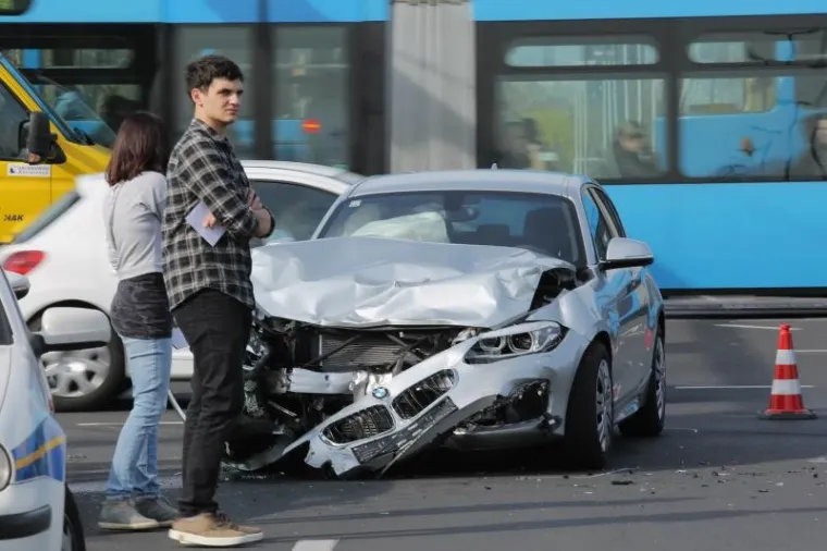LANČANI SUDAR U NOVOM ZAGREBU: Na križanju Avenije Dubrovnik i Avenije republike Njemačke sudarila se tri automobila