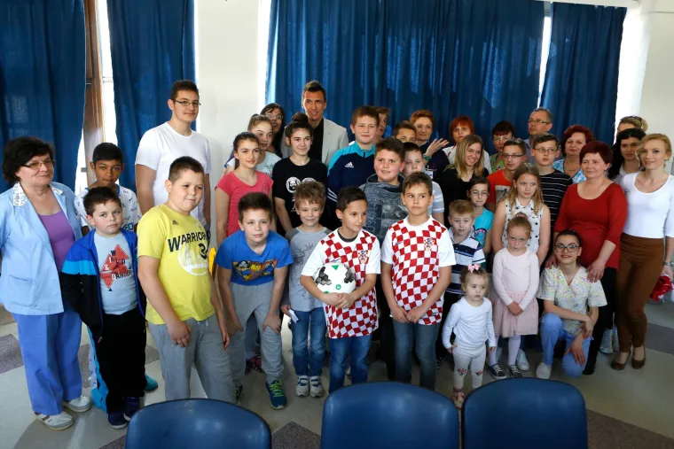 Mandžukić donirao didaktička pomagala pedijatriji bolnice dr. J. Ben​čević
