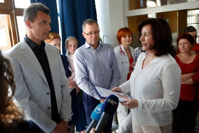 Mandžukić donirao didaktička pomagala pedijatriji bolnice dr. J. Ben​čević