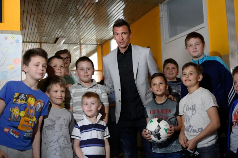 Mandžukić donirao didaktička pomagala pedijatriji bolnice dr. J. Ben​čević