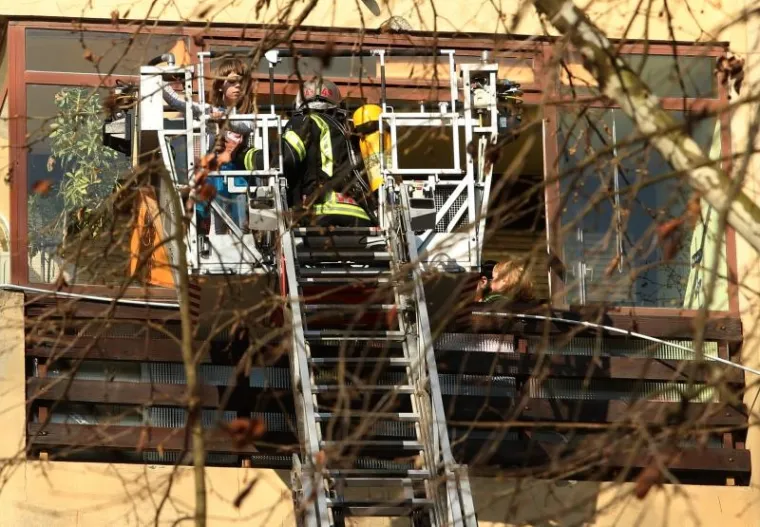 Požar u zagrebačkim Dugavama, vatrogasci evakuirali stanare s vi&scaron;ih katova