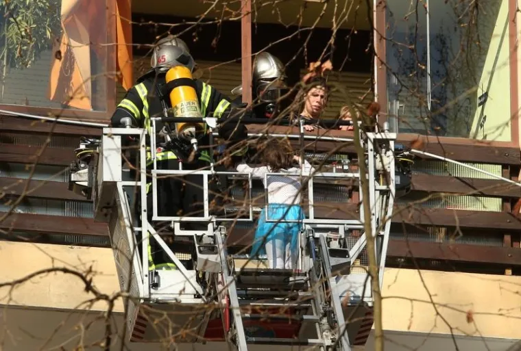 Požar u zagrebačkim Dugavama, vatrogasci evakuirali stanare s vi&scaron;ih katova