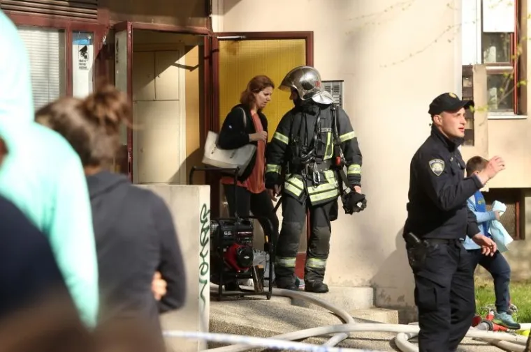 Požar u zagrebačkim Dugavama, vatrogasci evakuirali stanare s vi&scaron;ih katova