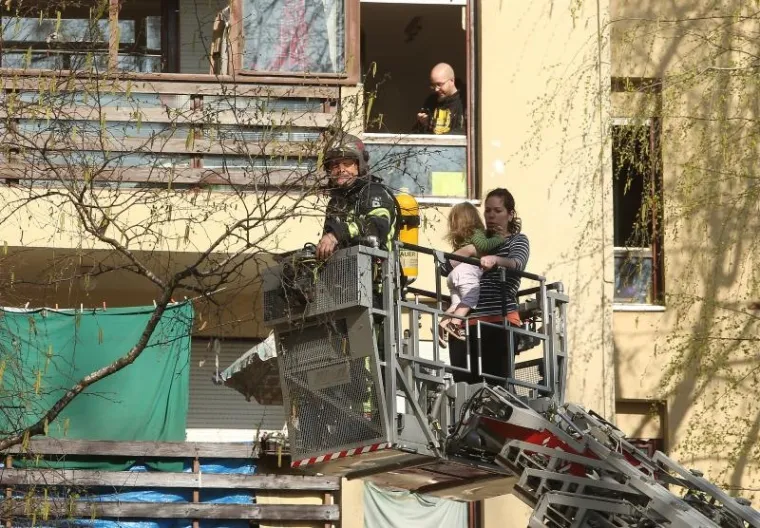 Požar u zagrebačkim Dugavama, vatrogasci evakuirali stanare s vi&scaron;ih katova