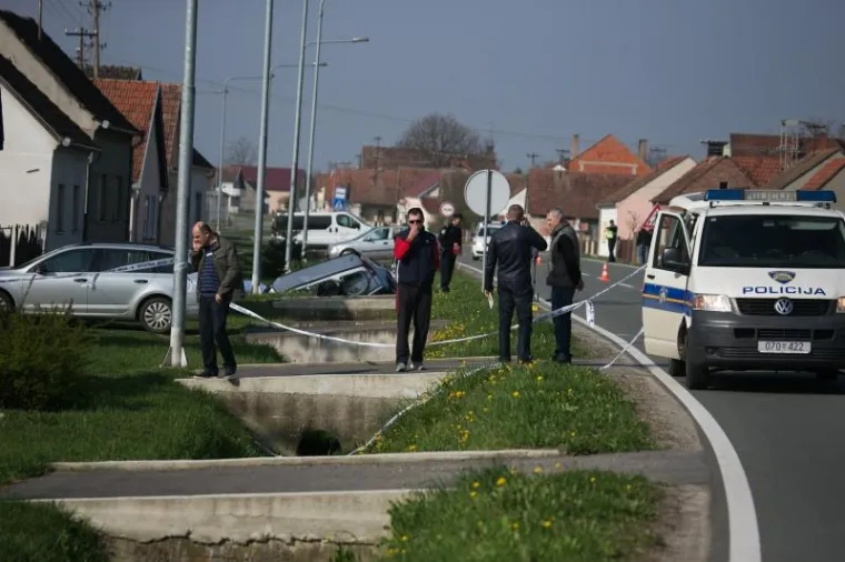 Dvije osobe su poginule u prometnoj nesreći u subotu oko 6, 45 sati u Jelisavcu kod Našica. Nesreća se dogodila u Ulici Ivana Brnjika Slovaka kada je vozilo, iz još neutvrđenih razloga, sletjelo u odvodni kanal i udarilo u betonski most. Od zadobivenih ozljeda na mjestu nesreće su umrli 37-godišnjak i 21-godišnjak.