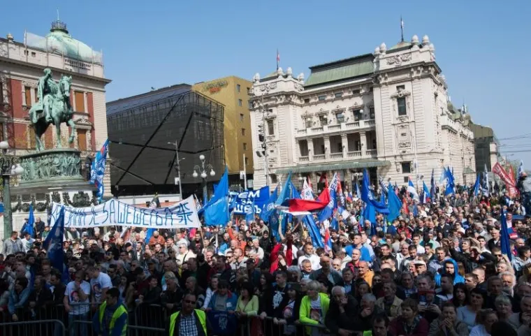RADIKALI MAR&Scaron;IRALI BEOGRADOM: Mahali su četničkim zastavama i slu&scaron;ali &Scaron;e&scaron;eljev govor...