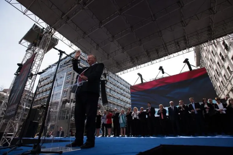 RADIKALI MAR&Scaron;IRALI BEOGRADOM: Mahali su četničkim zastavama i slu&scaron;ali &Scaron;e&scaron;eljev govor...