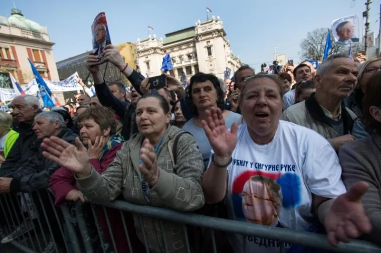 RADIKALI MAR&Scaron;IRALI BEOGRADOM: Mahali su četničkim zastavama i slu&scaron;ali &Scaron;e&scaron;eljev govor...
