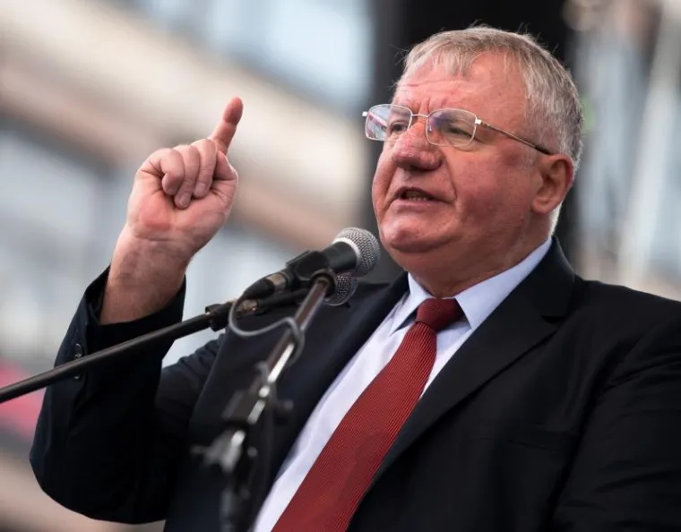 RADIKALI MAR&Scaron;IRALI BEOGRADOM: Mahali su četničkim zastavama i slu&scaron;ali &Scaron;e&scaron;eljev govor...