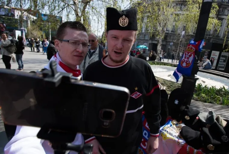 RADIKALI MAR&Scaron;IRALI BEOGRADOM: Mahali su četničkim zastavama i slu&scaron;ali &Scaron;e&scaron;eljev govor...