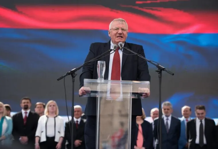 RADIKALI MAR&Scaron;IRALI BEOGRADOM: Mahali su četničkim zastavama i slu&scaron;ali &Scaron;e&scaron;eljev govor...