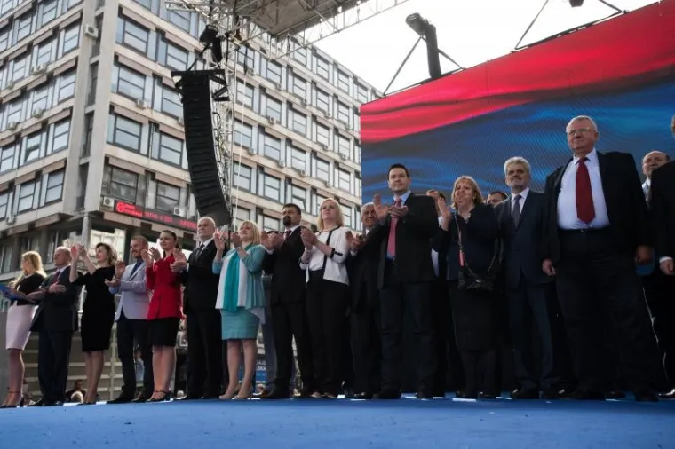 RADIKALI MAR&Scaron;IRALI BEOGRADOM: Mahali su četničkim zastavama i slu&scaron;ali &Scaron;e&scaron;eljev govor...