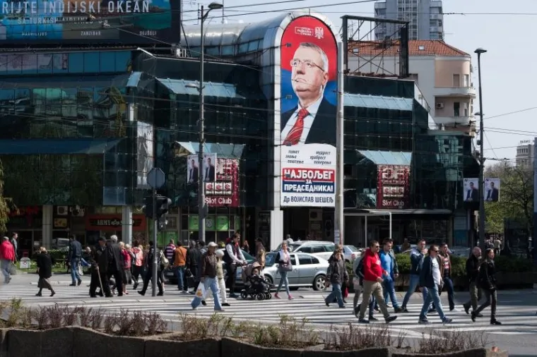 RADIKALI MAR&Scaron;IRALI BEOGRADOM: Mahali su četničkim zastavama i slu&scaron;ali &Scaron;e&scaron;eljev govor...
