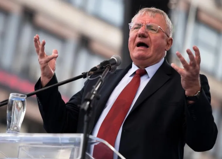 RADIKALI MAR&Scaron;IRALI BEOGRADOM: Mahali su četničkim zastavama i slu&scaron;ali &Scaron;e&scaron;eljev govor...