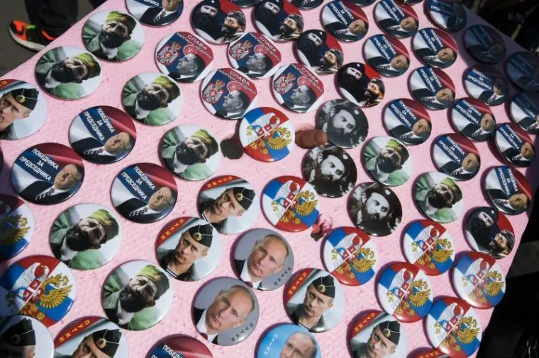 RADIKALI MAR&Scaron;IRALI BEOGRADOM: Mahali su četničkim zastavama i slu&scaron;ali &Scaron;e&scaron;eljev govor...