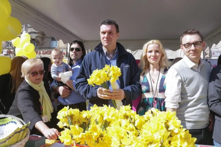 21. DAN NARCISA: Brojne poznate osobe dijelile cvijeće na trgu, predvodnica je bila predsjednica