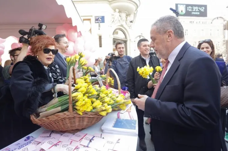 21. DAN NARCISA: Brojne poznate osobe dijelile cvijeće na trgu, predvodnica je bila predsjednica