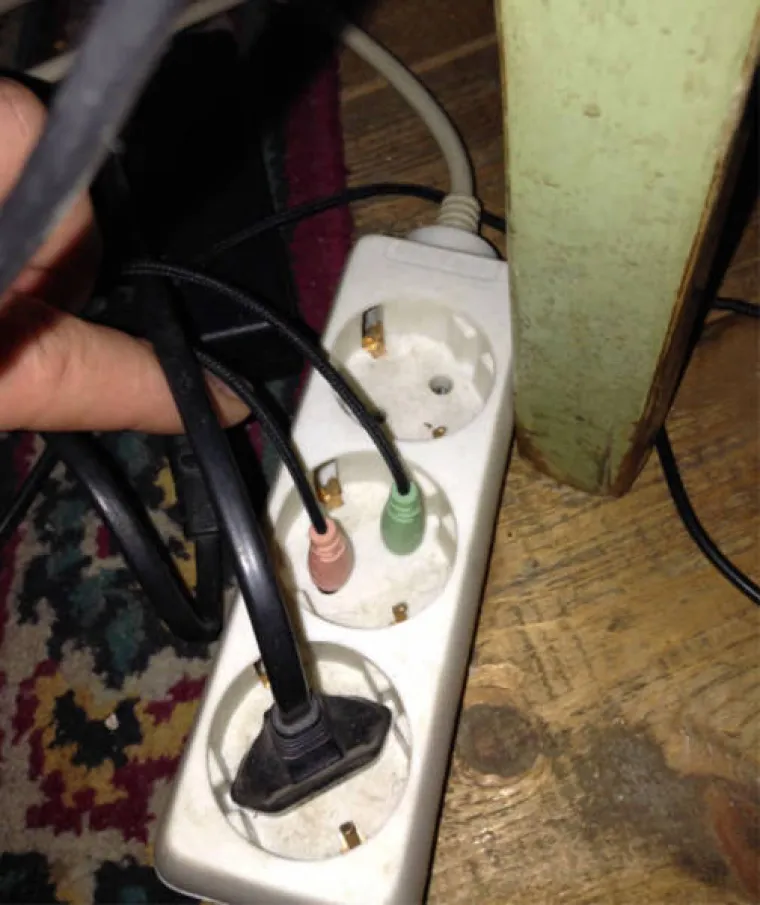 KAD SE STARCI DOKOPAJU TEHNOLOGIJE: Nije im lako i onda ih jo&scaron; unuci snimaju i objavljuju na internetu